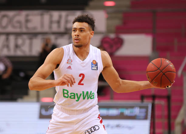 们的足球发 们的足球发